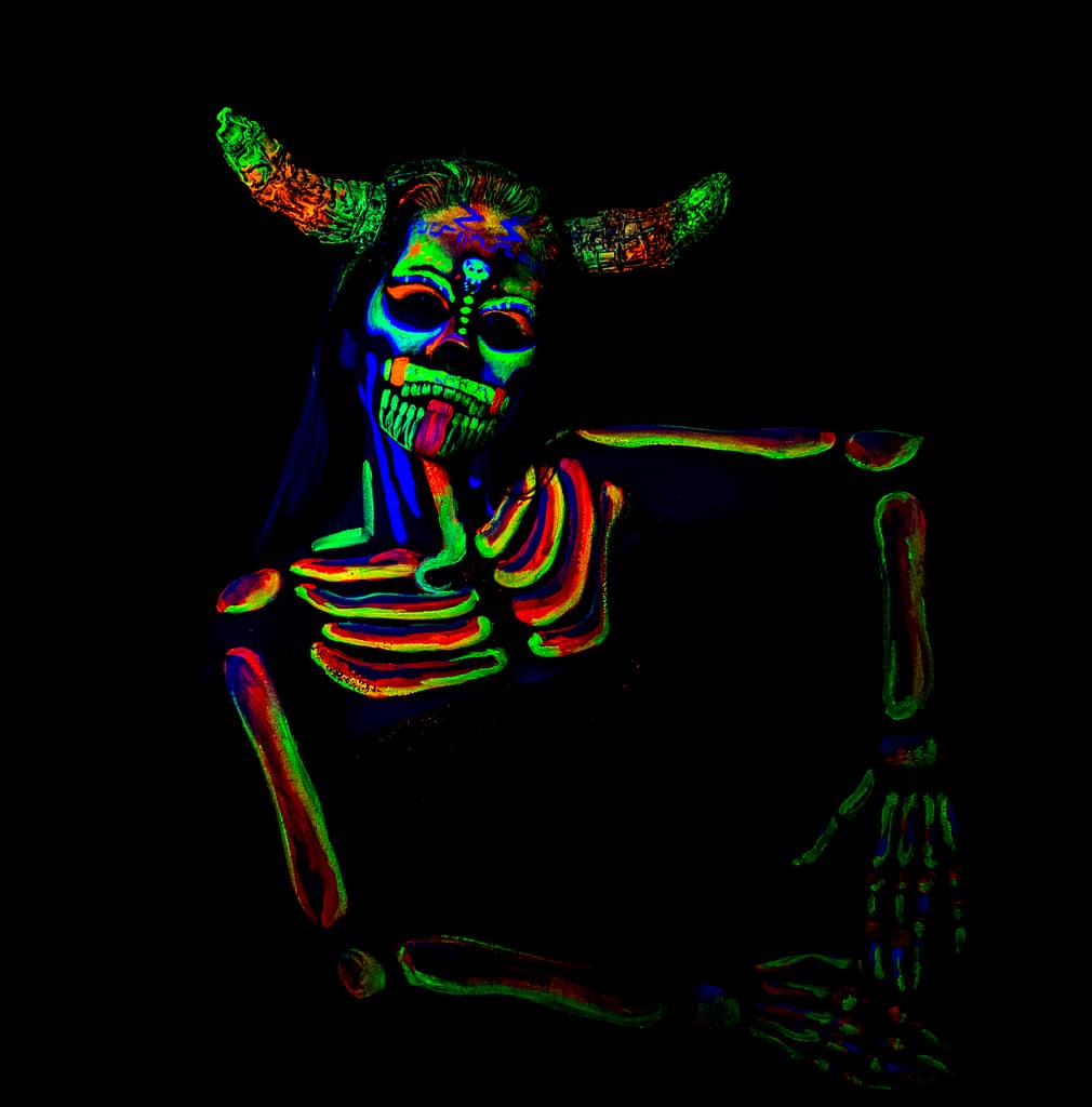 Sesja fotograficzna UV – jak zrobić portret z farbami fluorescencyjnymi 7 modelka z bodypaintingiem UV w stylu neonowego szkieletu