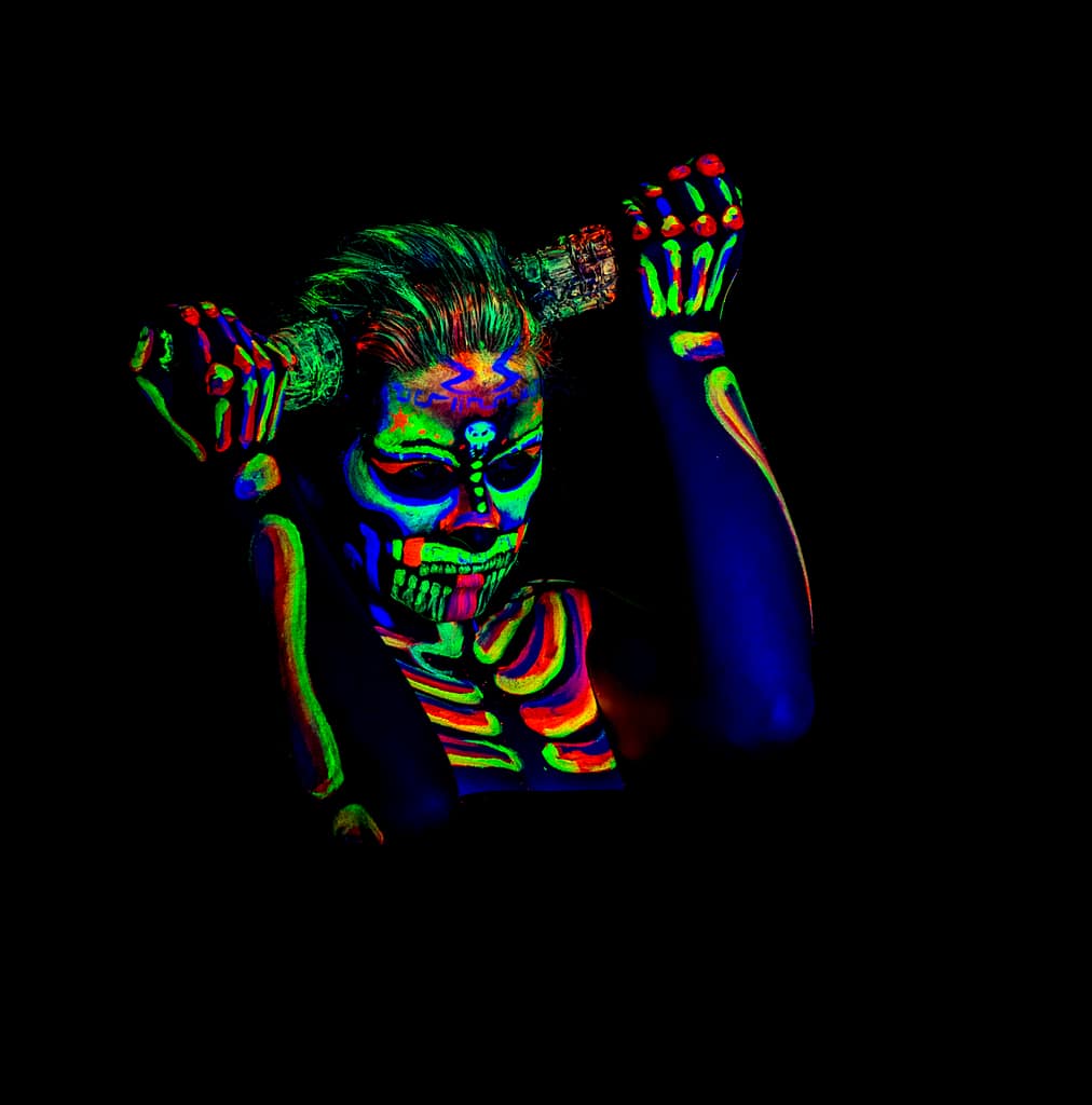 Sesja fotograficzna UV – jak zrobić portret z farbami fluorescencyjnymi 1 makijaż UV neon na twarzy modelki fotografia portretowa