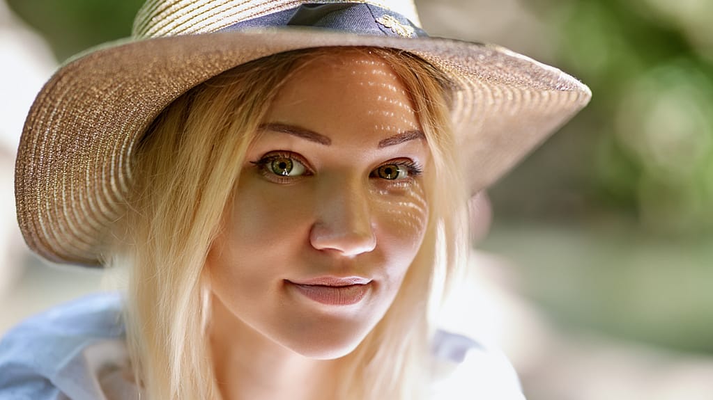 Jak przygotować się do portretowej sesji zdjęciowej w studiu i w plenerze? Kompleksowy przewodnik od fotografa 4 Letni portret kobiety w kapeluszu – fotograf Lublin, fotografia lifestyle