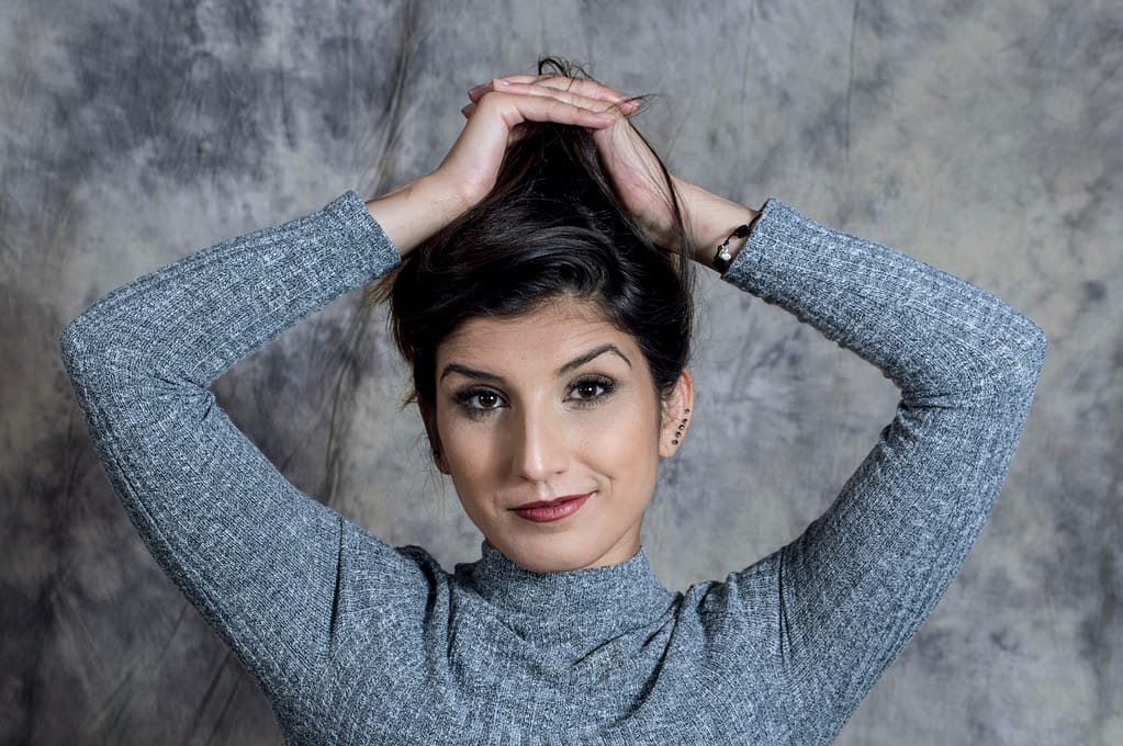 Kolor jako energia — profesjonalna sesja portretowa w studiu fotograficznym w Lublinie 3 Profesjonalna sesja portretowa kobiety w studio – fotograf Lublin, zdjęcia portretowe Lublin