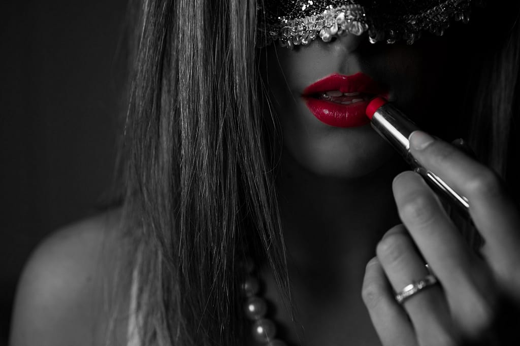 Sesja sensualna Lublin – jak wygląda, ile kosztuje i czy jest dla Ciebie? 4 sesja sensualna zbliżenie czerwone usta makijaż kobiecy portret sensualny