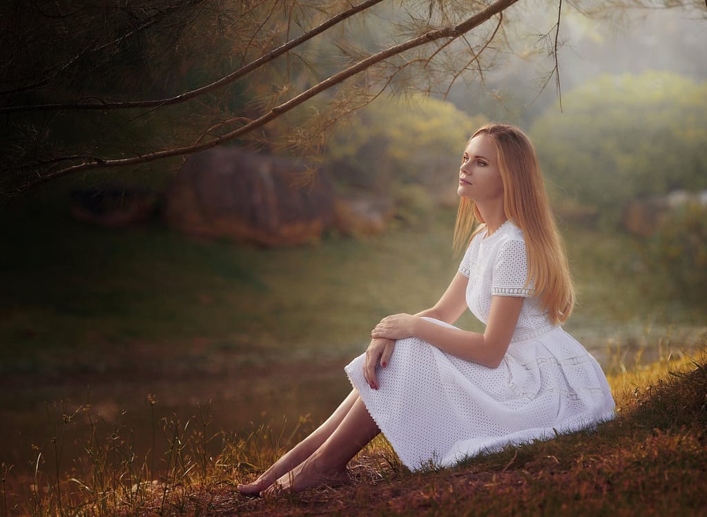 Sesja TFP Lublin – jak wygląda współpraca i kogo szukam do wspólnych projektów 5 naturalna sesja portretowa plener spokojny portret kobieta biała sukienka