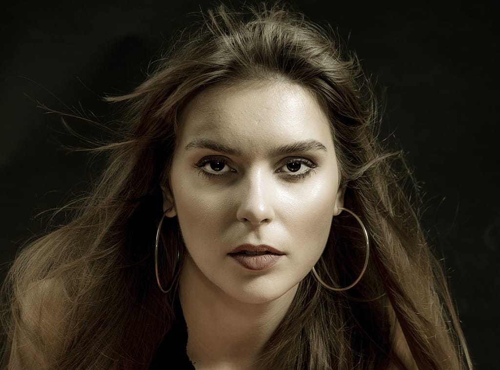 Psychologia portretu — dlaczego sesja portretowa zaczyna się od człowieka, nie od aparatu 2 Artystyczny portret kobiety na ciemnym tle – fotografia portretowa Lublin studio