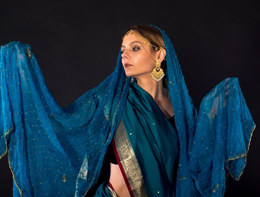 Suknia Sari – orientalna sesja zdjęciowa w Lublinie. Baśniowy klimat w sercu miasta 2 kobieta w sari studio Lublin portret artystyczny orientalny styl