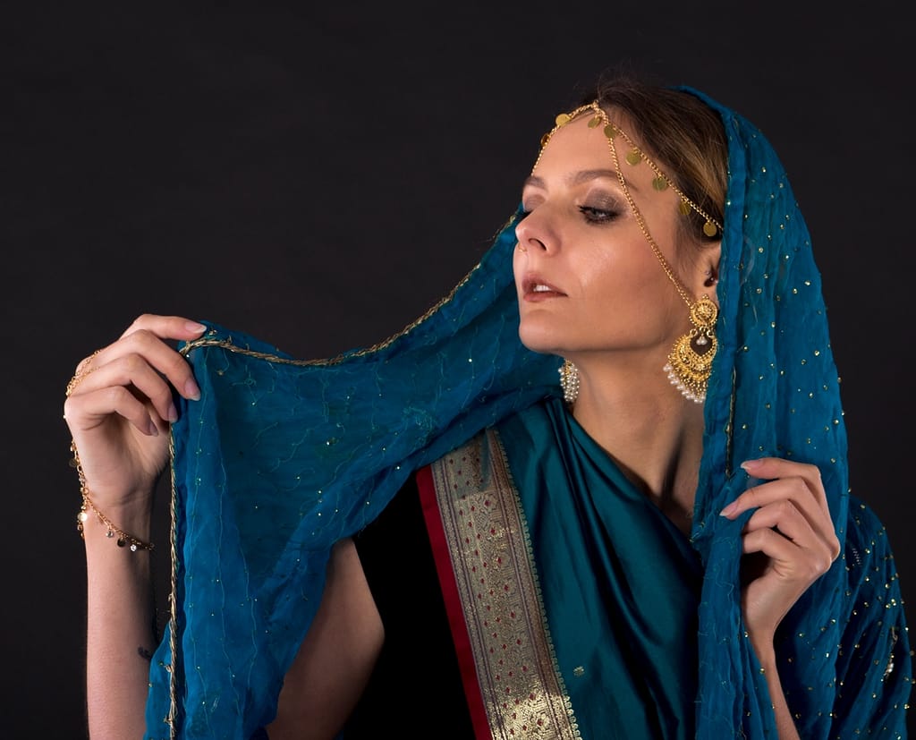 Suknia Sari – orientalna sesja zdjęciowa w Lublinie. Baśniowy klimat w sercu miasta 3 kobieta w sari studio Lublin portret półpostać orientalna stylizacja