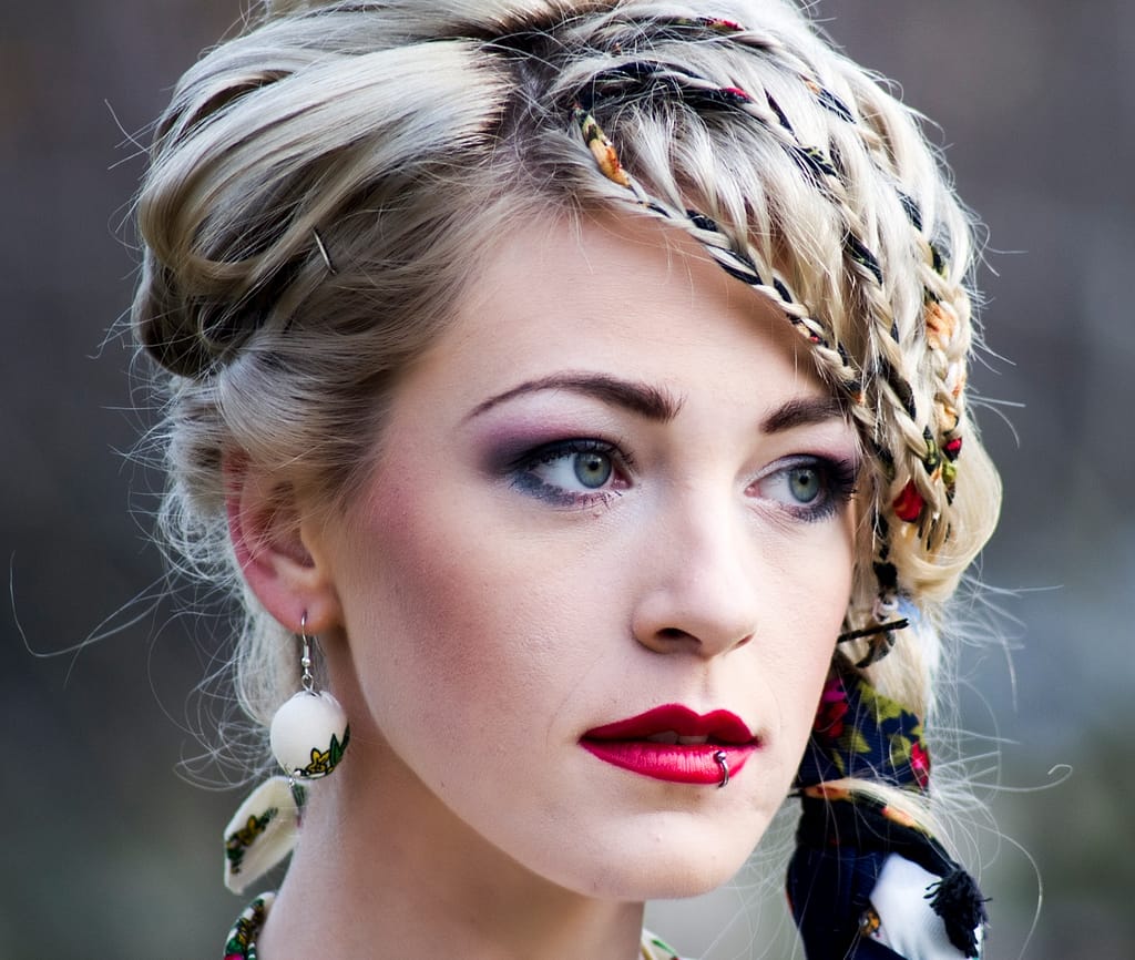 Kolor jako energia — profesjonalna sesja portretowa w studiu fotograficznym w Lublinie 6 Artystyczny portret kobiety Lublin – fotografia beauty studio