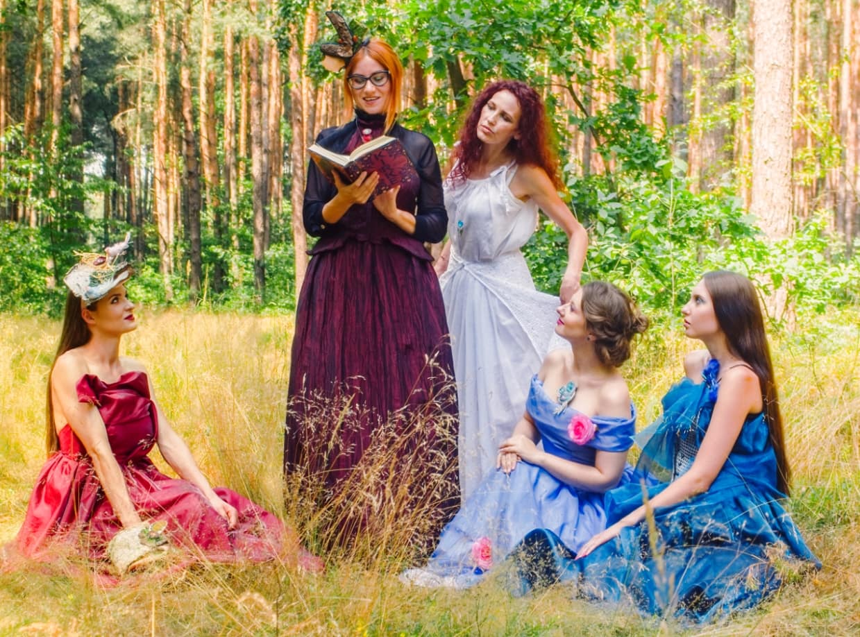 Sesja Bajkowo-Baśniowa w lesie – gdy fotografia spotyka magię 4 Sesja Bajkowo-Baśniowa w lesie – modelki w grupie