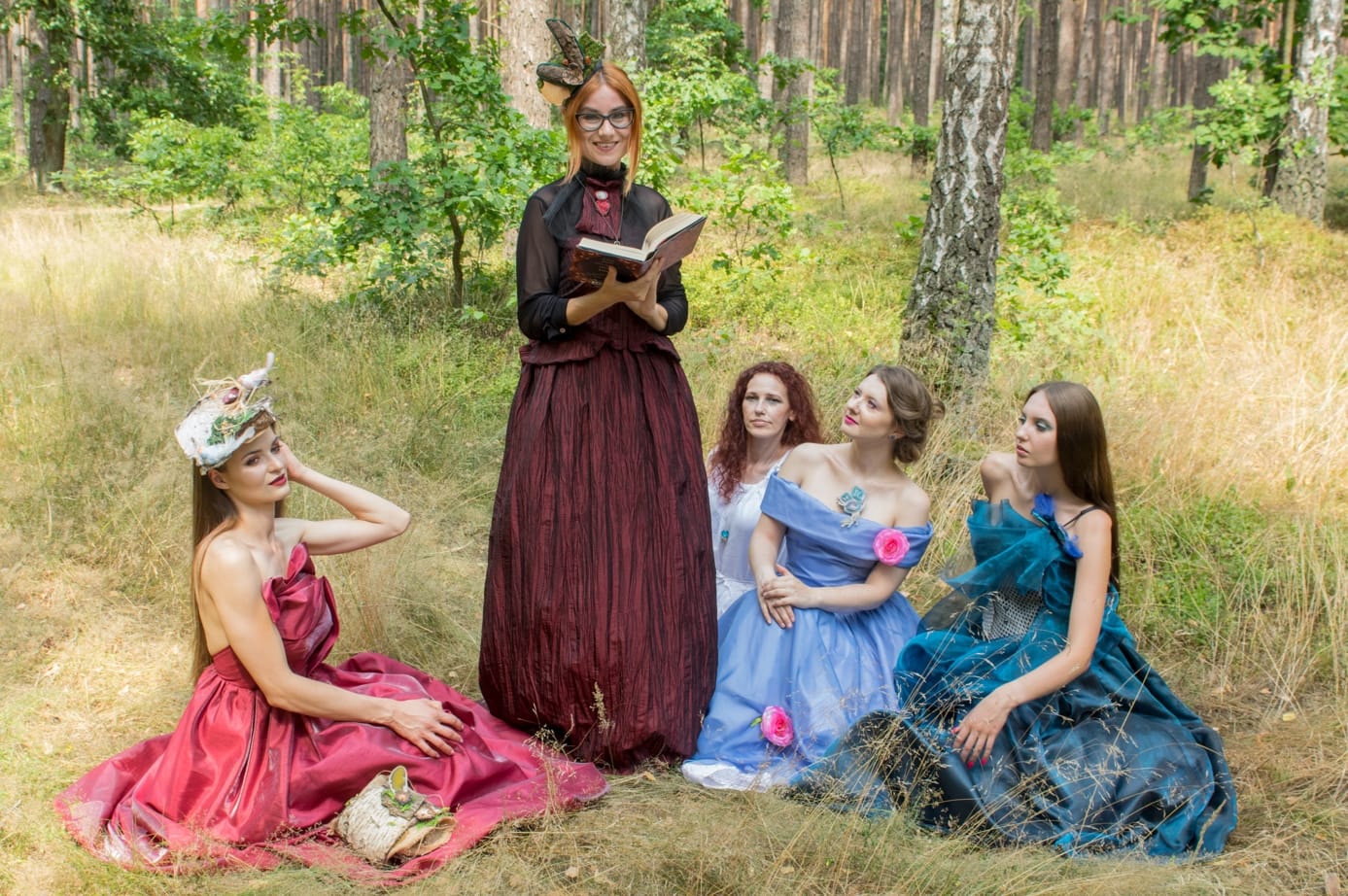 Sesja Bajkowo-Baśniowa w lesie – gdy fotografia spotyka magię 2 Modelki w kolorowych sukniach podczas sesji bajkowej w lesie