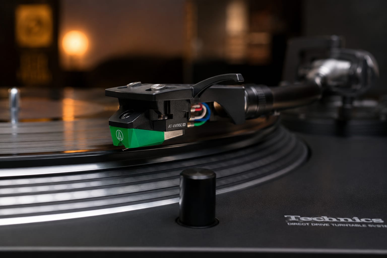 Najlepsza wkładka gramofonowa do 500 zł – którą naprawdę warto kupić? 3 wkładka gramofonowa Audio-Technica AT-VM95EN zamontowana na gramofonie Technics podczas odtwarzania płyty winylowej