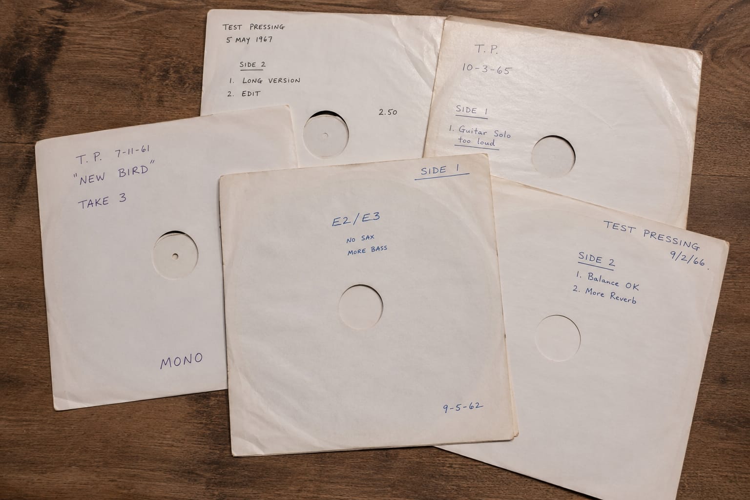 Test pressing – moment prawdy zapisany w rowku 1 Kolekcja test pressingów w białych kopertach z odręcznymi notatkami