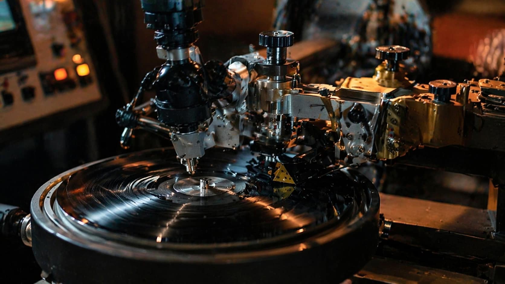 Mastering pod winyl - przygotowanie audio do tłoczenia. 4 cutting head – proces nacinania rowka w masteringu pod winyl z bliska
