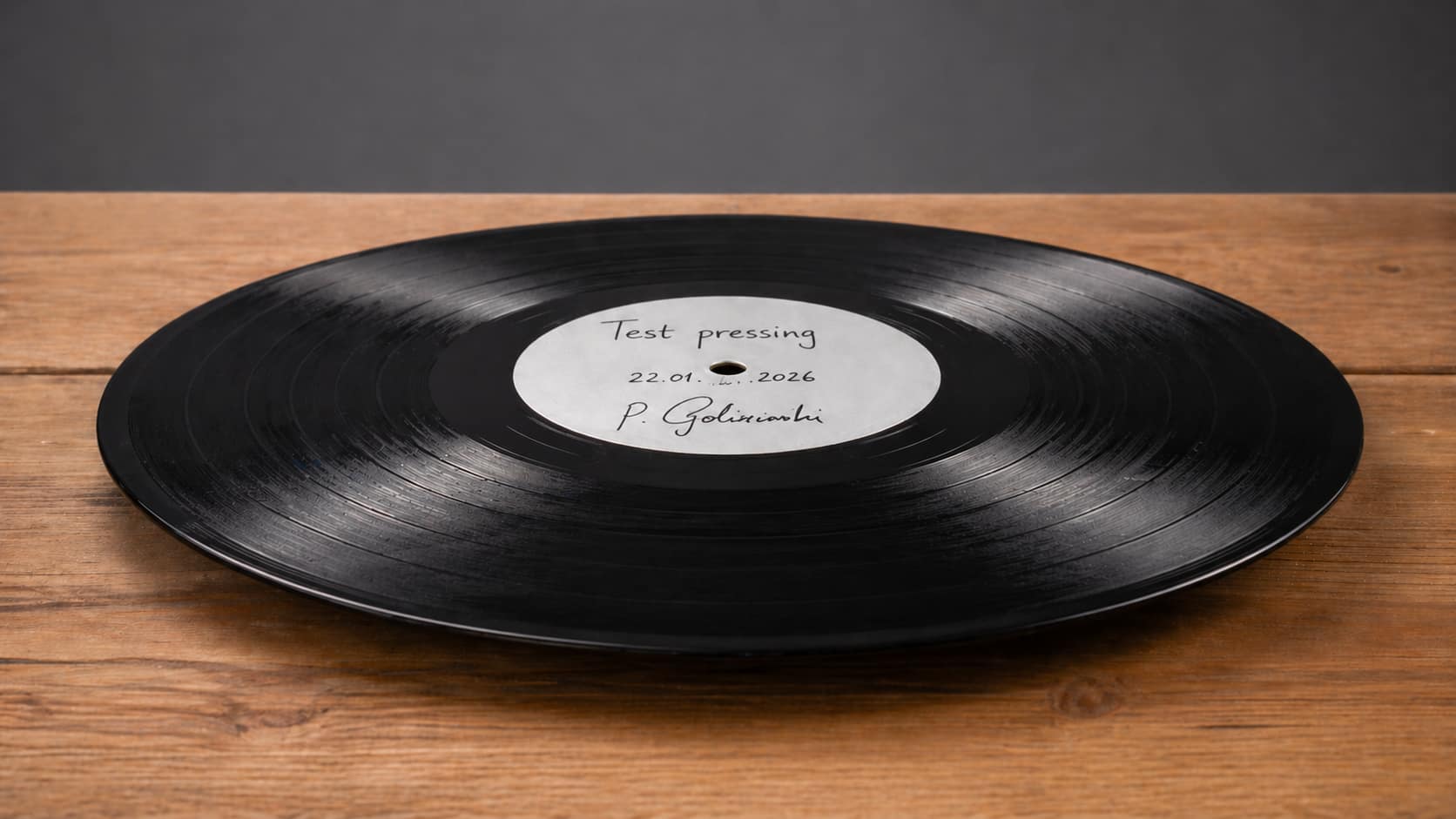 Jak powstaje płyta winylowa? Kompletny proces tłoczenia krok po kroku 5 Test pressing płyty winylowej z datą produkcji używany do kontroli jakości przed masowym tłoczeniem