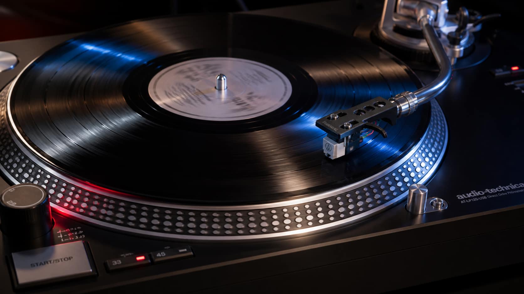 Jaki gramofon kupić? Nowy vs Vintage – co wybrać i dlaczego 5 stroboskop gramofonu i igła nad płytą winylową – kontrola obrotów direct drive