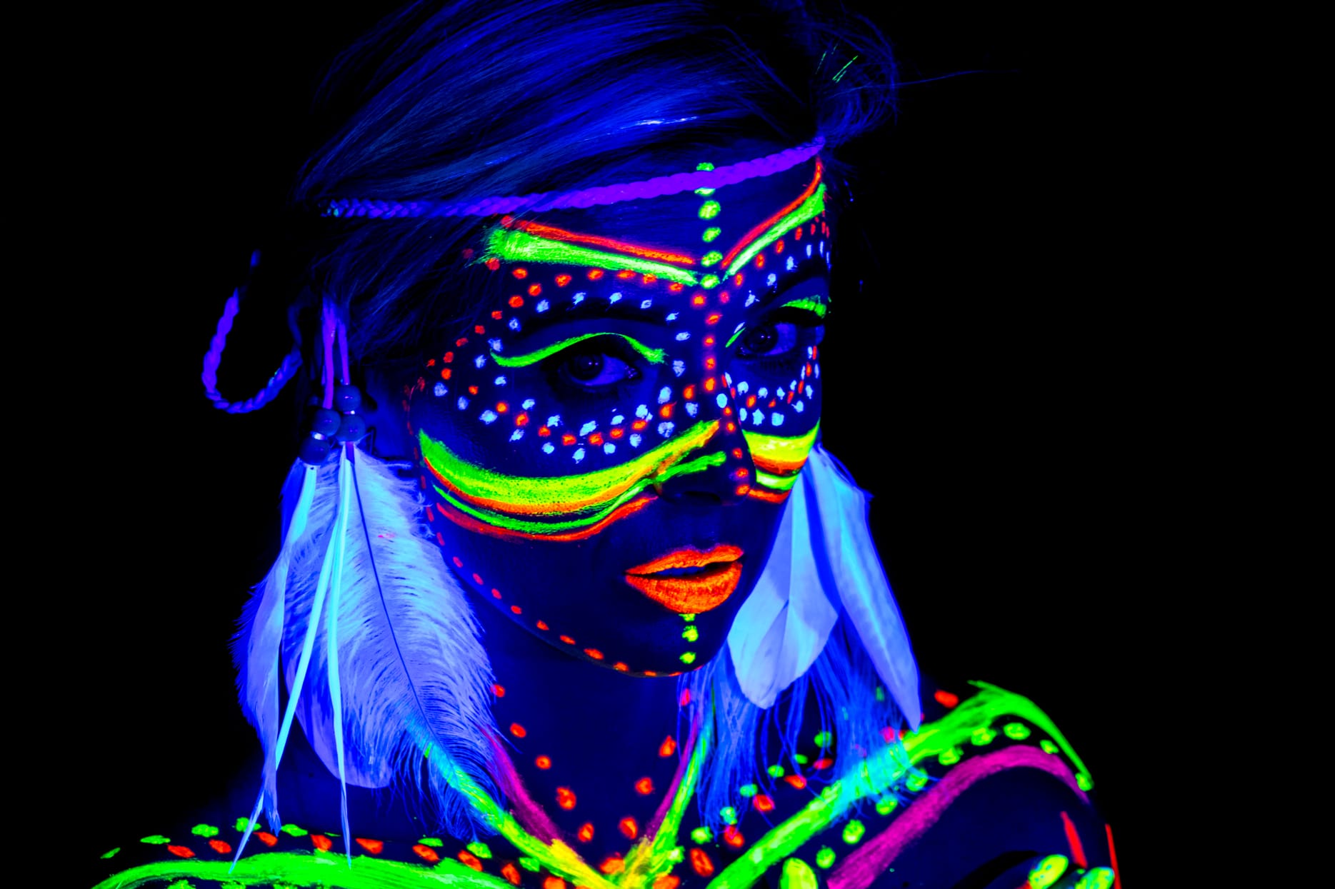 Sesja fotograficzna UV – jak zrobić portret z farbami fluorescencyjnymi 7 portret modelki w świetle UV z neonowym bodypaintingiem