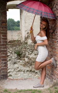 Sesja plenerowa Lublin – fotografia kobieca fashion outdoor kobieta w białej sukience z parasolem w ruinach, fotografia plenerowa