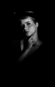 Artystyczny portret studyjny – fotografia portretowa Lublin portret kobiety w dramatycznym świetle, fotografia artystyczna czarno-biała