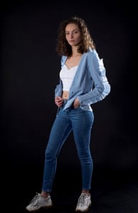 kobieta w niebieskiej marynarce i jeansach, fotografia portretowa studio