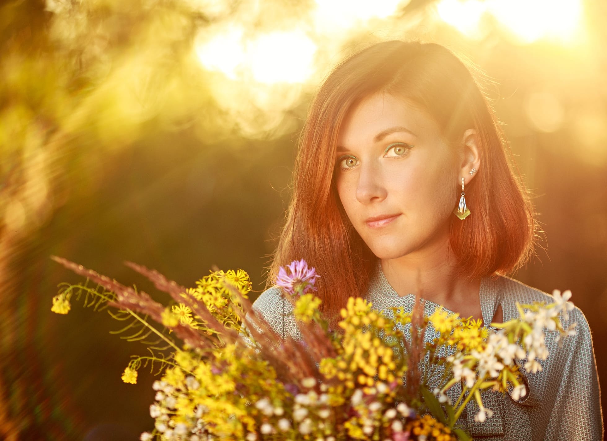 Jak przygotować się do portretowej sesji zdjęciowej w studiu i w plenerze? Kompleksowy przewodnik od fotografa 10 Portret kobiety w złotej godzinie – sesja plenerowa fotograf Lublin