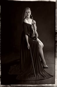 Portret muzyczny fine art – fotografia portretowa Lublin kobieta z skrzypcami w długiej sukni, portret muzyczny czarno-biały