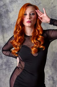 portret rudowłosej kobiety w czarnej sukni, fotografia studyjna beauty