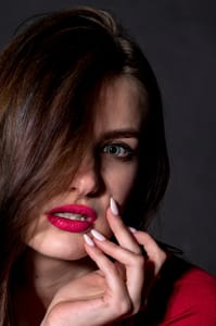 Zbliżenie twarzy kobiety czerwone usta portret glamour Lublin