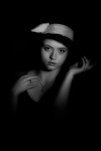 Fotografia low key – portret studyjny Lublin fine art nastrojowy portret kobiety w czerni, fotografia low key czarno-biała