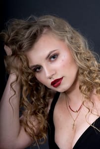 Portret beauty kobieta loki czerwone usta sesja studyjna Lublin