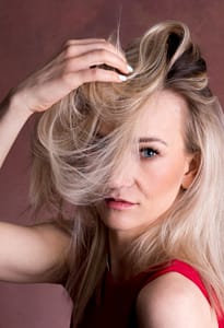 Beauty glamour – kobiecy portret z kreatywną stylizacją włosów Portret kobiety z jasnymi włosami, fotografia beauty glamour, stylowa sesja studyjna
