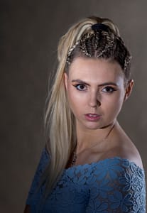 portret blond kobiety z zaplecionymi włosami, fotografia studyjna beauty