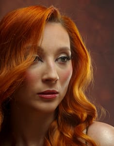 Portret beauty – profesjonalna fotografia Lublin studio portret rudowłosej kobiety w ciepłym świetle, fotografia beauty