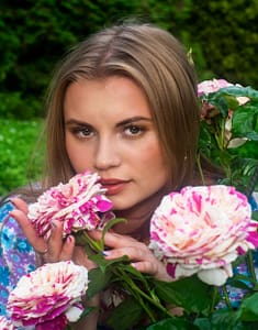 Fotografia portretowa Lublin – sesja kobieca wśród kwiatów portret kobiety z różami, fotografia beauty w plenerze