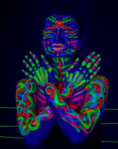 neonowa sesja UV z malowaniem ciała, fotografia artystyczna Lublin