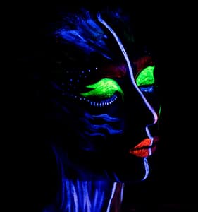 modelka z neonowym bodypaintingiem w świetle ultrafioletowym