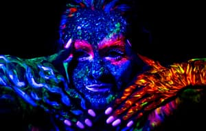 zbliżenie twarzy w makijażu UV neonowym, fotografia portretowa
