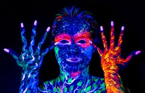 portret kobiety w makijażu ultrafioletowym z neonowym bodypaintingiem