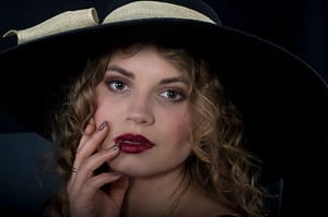 Kobieta w kapeluszu zbliżenie twarzy fotografia fashion Lublin studio
