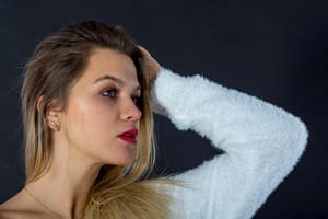 Portret kobiecy beauty w studio, profil twarzy, naturalny makijaż, fotografia portretowa na ciemnym tle