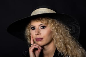 Kobieta w kapeluszu portret beauty studio Lublin, fotografia fashion kobieca