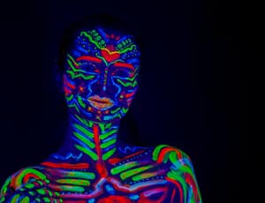 portret kobiety w makijażu UV neonowym, fotografia ultrafioletowa