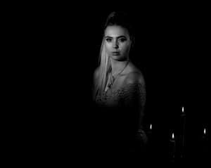Fine art portrait – fotografia portretowa Lublin studio portret kobiety przy świecach w stylu fine art, fotografia czarno-biała