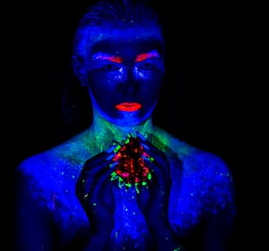 artystyczna fotografia UV modelki z farbami fluorescencyjnymi