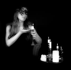Fotografia czarno biała Lublin – portret artystyczny ze świecami kobieta trzymająca świecę w stylu fine art fotografia czarno-biała