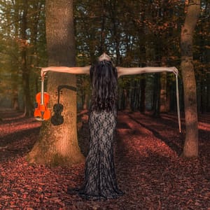 Muzyczna scena leśna Artystyczna scena w lesie z kobietą w czarnej sukni trzymającą skrzypce i smyczek, klimatyczna fotografia konceptualna inspirowana muzyką klasyczną