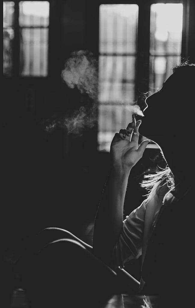 Sesja sensualna Lublin – jak wygląda, ile kosztuje i czy jest dla Ciebie? 5 sesja sensualna Lublin czarno-biała fotografia kobieca przy oknie dym klimat
