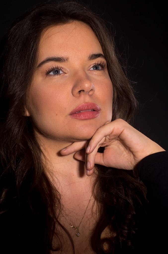 Sesja TFP Lublin – jak wygląda współpraca i kogo szukam do wspólnych projektów 7 portret studyjny kobieta czarne tło światło miękkie fotografia Lublin