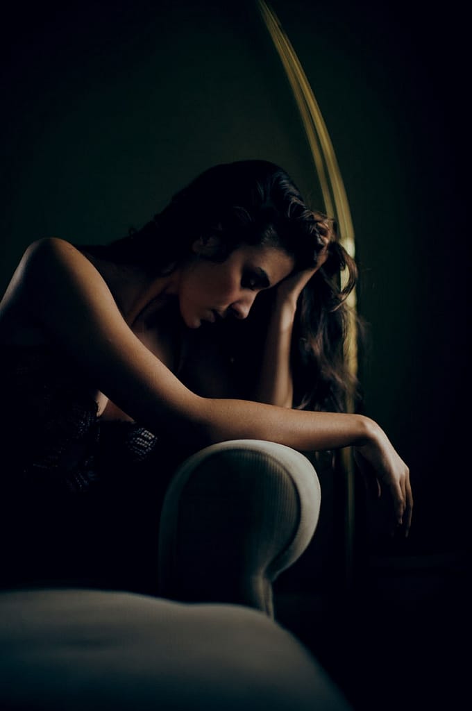 Sesja sensualna Lublin – jak wygląda, ile kosztuje i czy jest dla Ciebie? 2 sesja sensualna portret kobiecy ciemne światło nastrój intymny