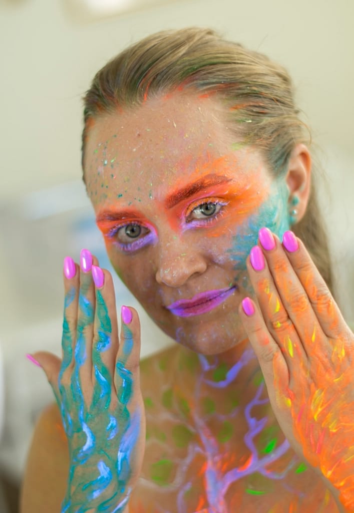 Sesja fotograficzna UV – jak zrobić portret z farbami fluorescencyjnymi 6 portret beauty z makijażem UV w świetle ultrafioletowym