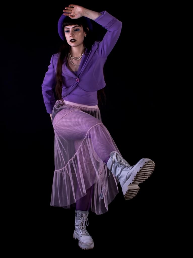 Kolor jako energia — profesjonalna sesja portretowa w studiu fotograficznym w Lublinie 5 pełna sylwetka kobiety fotografia fashion studio Lublin sesja kobieca