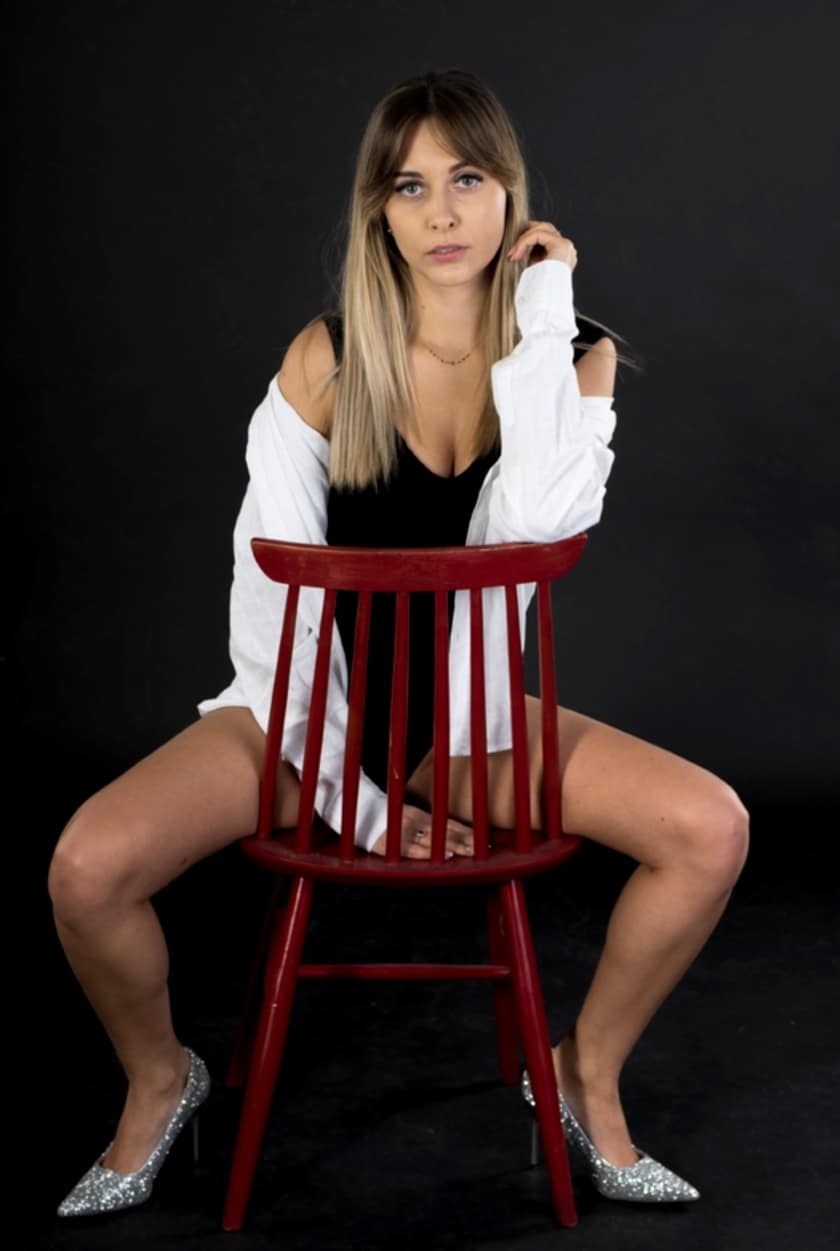 Sesja sensualna Lublin – jak wygląda, ile kosztuje i czy jest dla Ciebie? 7 sesja buduarowa Lublin kobieta na czerwonym krześle koszula sensualna fotografia