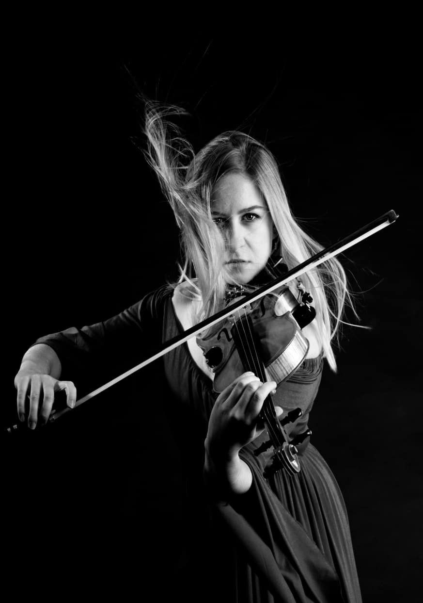 portret artystyczny skrzypaczka ruch fotografia studyjna czarno biała Lublin